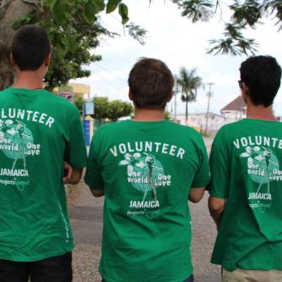 Durante sus cursos de inglés en Jamaica, los voluntarios usan el tiempo libre para explorar. Voluntarios que estudian inglés en Jamaica pasean por las calles de Mandeville.